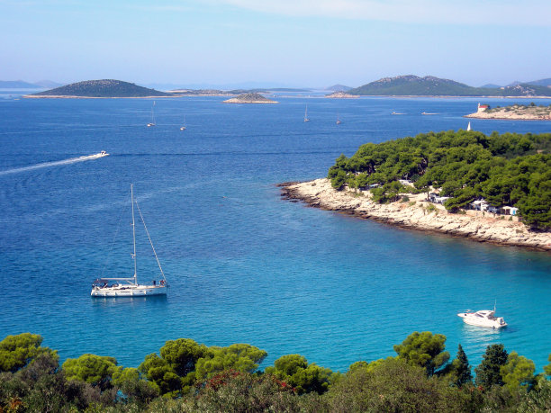 夏天海湾里船只和游艇的鸟瞰图。亚得里亚海。旅行库存图片。图片下载