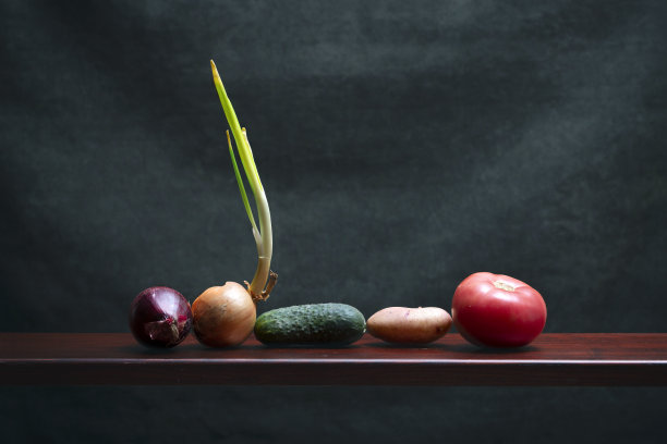 木架子上放着洋葱、黄瓜、土豆和西红柿图片下载
