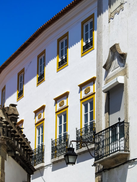 葡萄牙埃沃拉的历史建筑。窗户和阳台。图片下载
