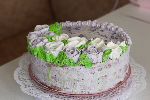 用奶油花装饰的薰衣草蛋糕。特写镜头。图片下载