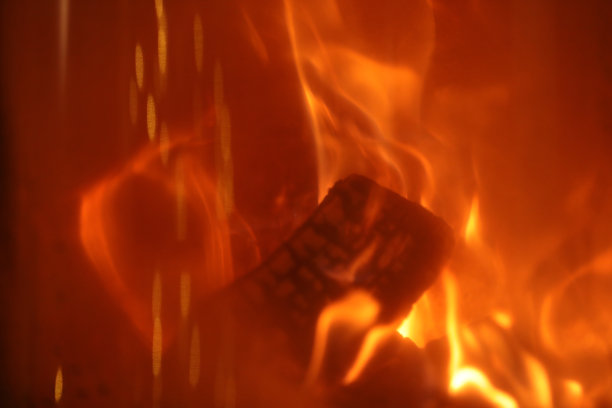 烤炉壁炉，玻璃后面有火图片下载