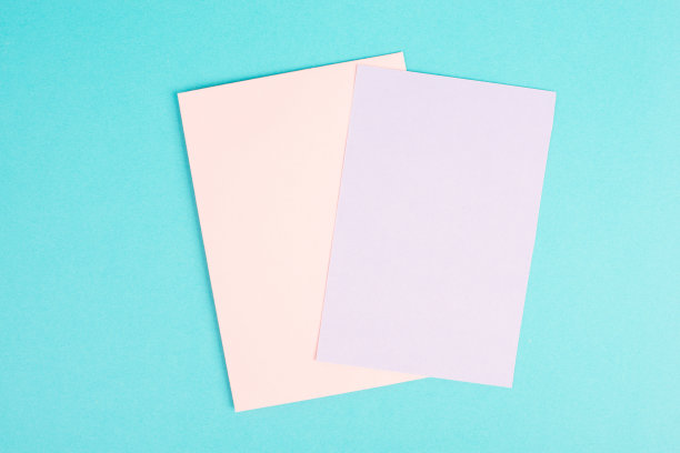 蓝色背景的空纸，头脑风暴的新想法，写一条信息，休息一下，在家办公书桌图片下载