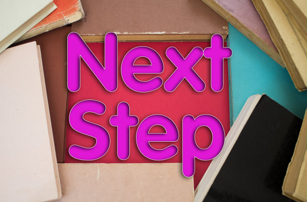 下一步字在翻开书的时候用的是复古，自然图案的旧古董纸设计。图片下载