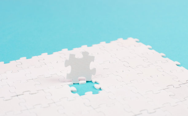 蓝色背景上的白色拼图，缺失的部分，团队合作，寻找解决方案，最后一块图片下载