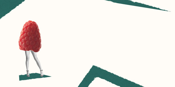 成熟的覆盆子在人类腿上的创意艺术作品孤立在光线背景上。健康饮食护理，生态产品，维生素理念。图片下载