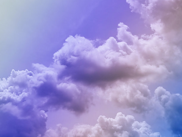 美丽甜美，柔和，柔和的紫罗兰和橙色，天空上有蓬松的云。多色彩虹图像。抽象幻想成长之光图片下载