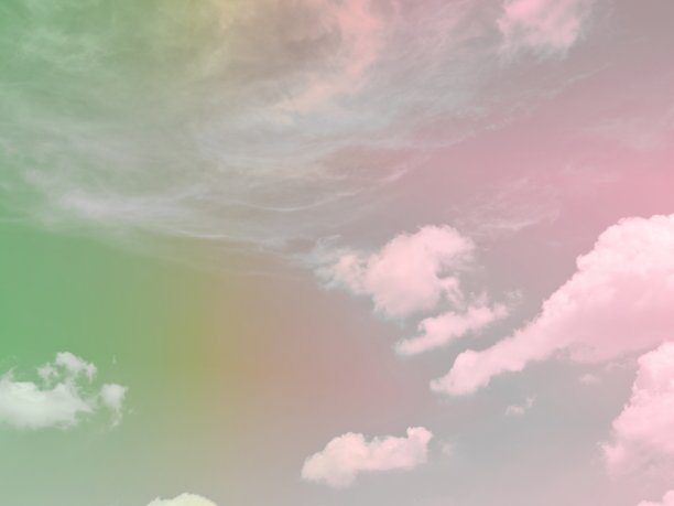 美丽甜美的绿色，粉红色，彩色的蓬松的云在天空。多色彩虹图像。抽象幻想成长之光图片下载