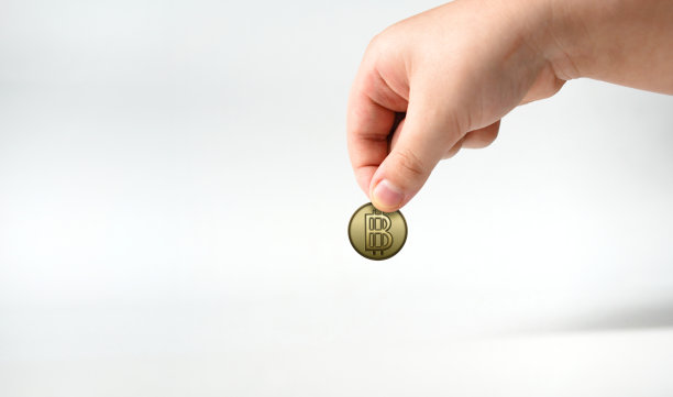 手持金币进行投资或储蓄图片下载