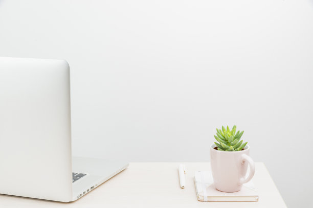 整洁的工作空间设置，写字台工具设备，聪明的办公室安排，学习桌，记笔记，新鲜的房间设计，有组织的桌面，回收材料图片下载