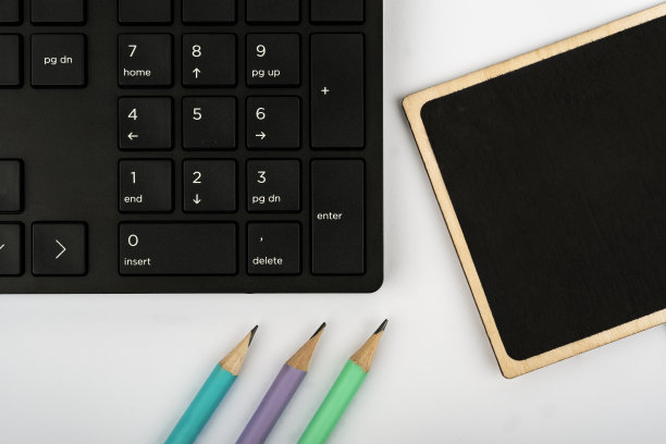 计算机键盘和符号。信息传播媒介。笔记本电脑键盘输入新的想法和计划发展。科技设备接入互联网图片下载