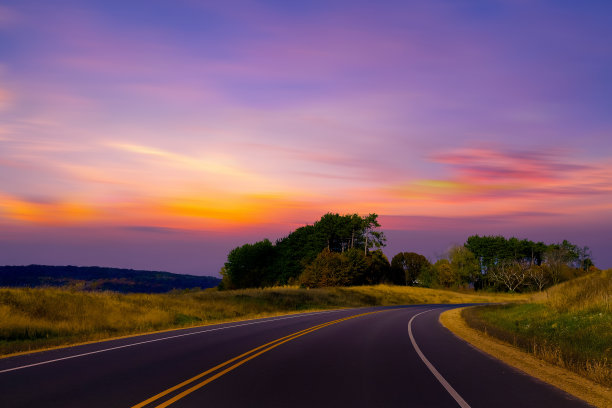 美国威斯康辛州立公园的乡村公路秋季图片下载