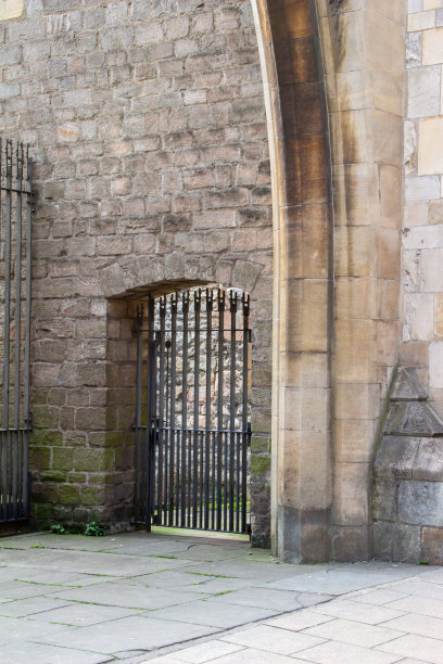 英国约克郡，约克城石墙内的铁栅栏门图片下载
