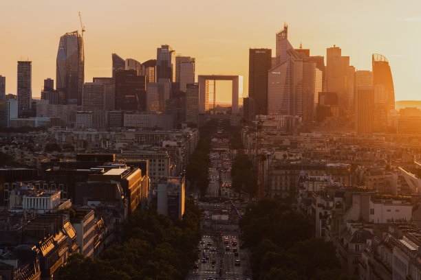 巴黎的日落——伟大的国防拱门图片下载