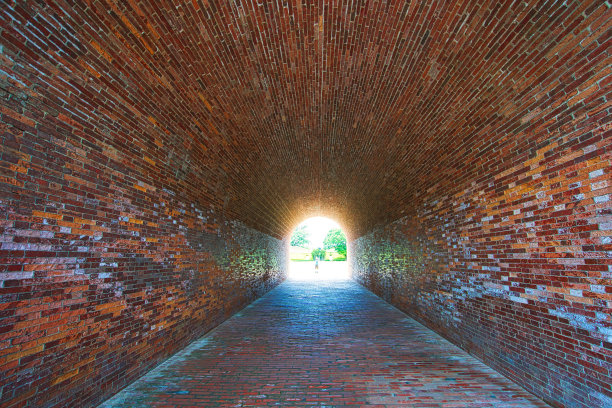 永恒的金堡在美丽的红砖隧道景观。图片下载