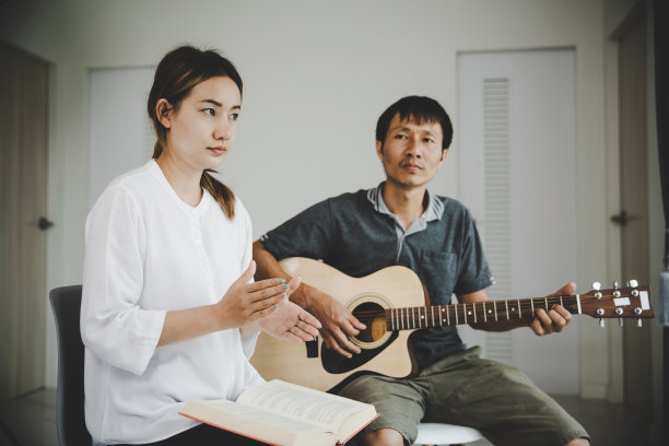 基督教家庭团体用圣经祷告。图片下载