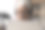 年长男子参与在线直播，对着麦克风讲话图片下载