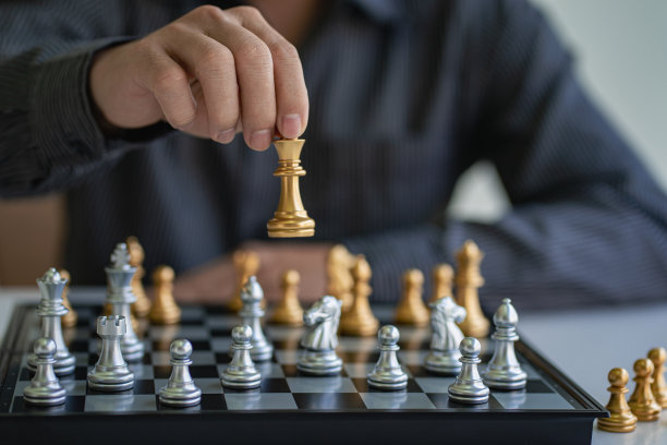 商人在棋盘上移动棋子游戏的思路和竞赛的思路和策略，商业竞赛的成功策划思路。图片下载