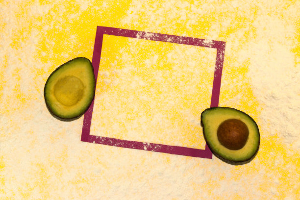 沙滩上的仙客来彩色画框，牛油果片画框，画框作为复制和产品空间，创意现代设计，热带景观图片下载