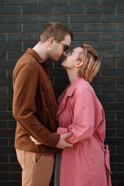 爱夫妻在黑暗的墙外拥抱图片下载