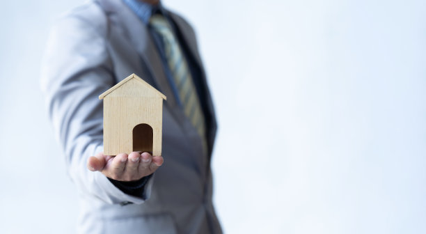 手握房子或住宅模型，房地产和物业概念的特写。图片下载
