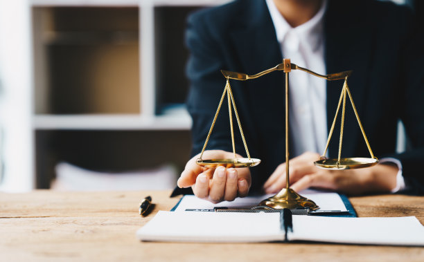 正义权重秤，律师或律师概念，拷贝空间。素材图片