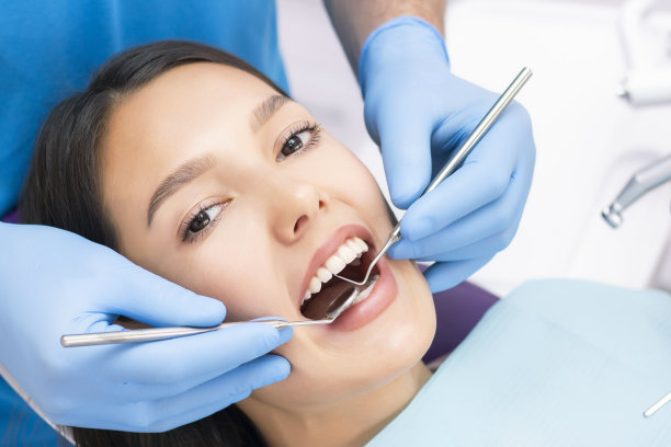 牙齿的健康概念。在牙科诊所接受治疗的微笑女子嘴部照片图片下载