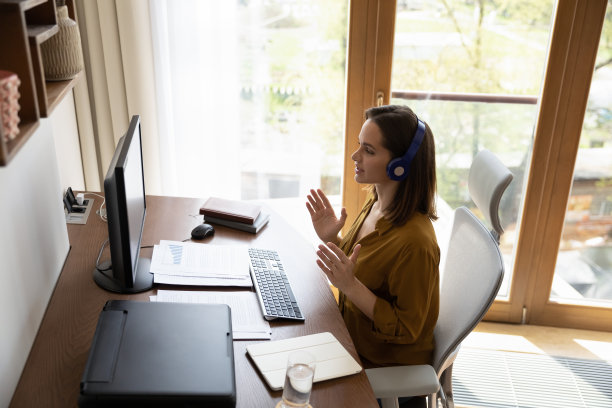 微笑的千禧一代女商人进行视频通话。图片下载