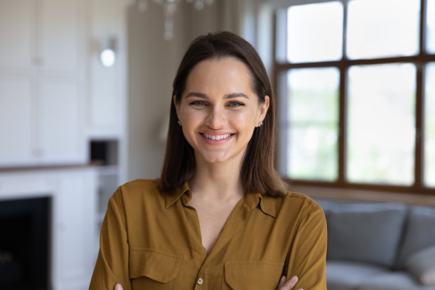 幸福迷人的30岁年轻女性的肖像。图片下载