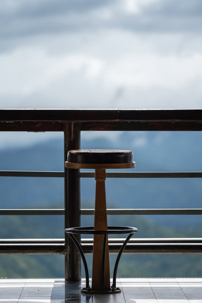 座椅椅和木制台面吧台，景色优美图片下载