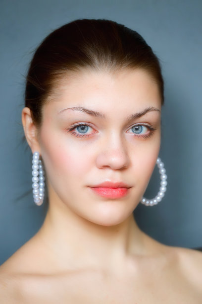 年轻的高加索模特的脸光滑的皮肤和美丽的眼睛。少女正面画像图片下载