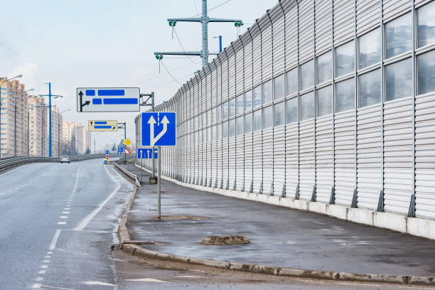 部分道路沿线的隔音护栏。图片下载