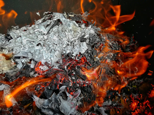 燃烧垃圾。图片下载