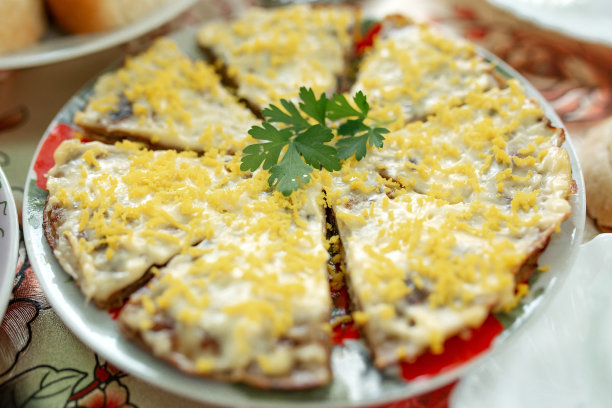 喜庆桌上的肝饼。乌克兰菜，食物，生日图片下载