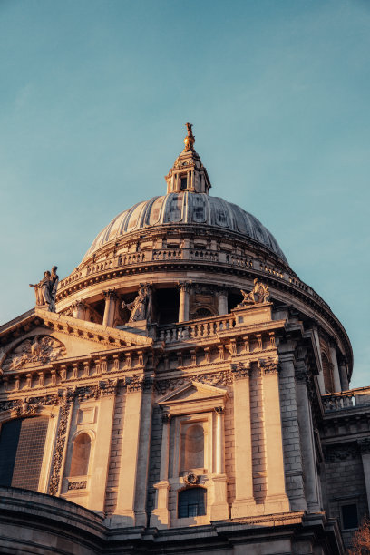 圣保罗大教堂在伦敦市中心，英国的一个美丽的镜头图片下载