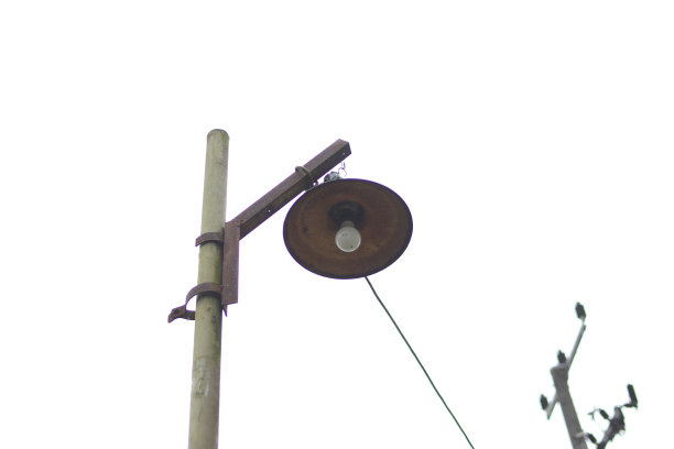 陈旧生锈的灯杆孤立在白色背景上图片下载