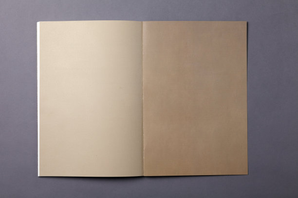 灰色背景上空白的棕色书页打开图片下载