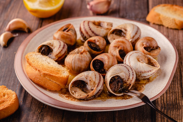 盘子里放着黄油的蜗牛图片下载