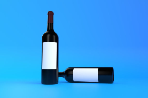 两个蓝底白标签的酒瓶图片下载