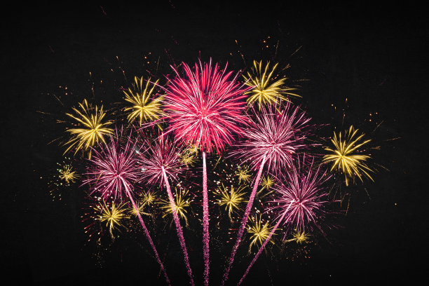 2023新年快乐/除夕假期活动烟花-喜庆的银色庆祝背景-在黑暗的夜空中五彩缤纷的烟花图片下载