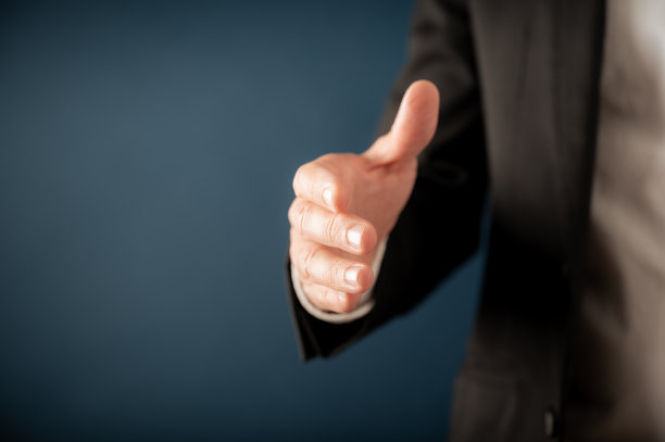 商人在握手或问候时伸出手图片下载
