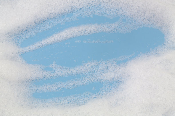 肥皂或洗发水泡沫泡沫上蓝色与拷贝空间图片下载