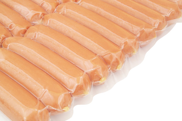 包装香肠孤立在白色。图片下载