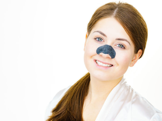 女人在鼻子上敷毛孔贴图片下载