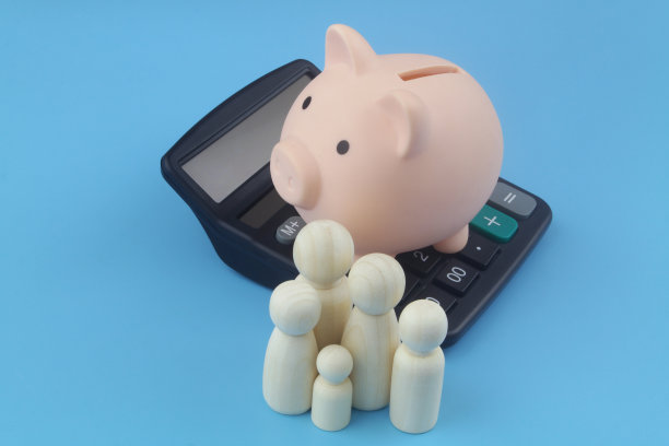 蓝色背景的木制人物是家庭成员，有存钱罐和计算器。图片下载