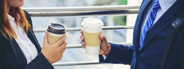 旗帜商人女商人在办公室外面的城市喝咖啡。全景牵手带走咖啡杯一起聊天开心。拷贝空间合伙人商务人士一杯咖啡图片下载