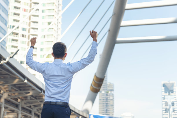 胜利的男人力量握拳的胜利者正能量。背后男人赋予城市生活背景。领导商人人积极激励自由生活。胜者胜利人的理念图片下载
