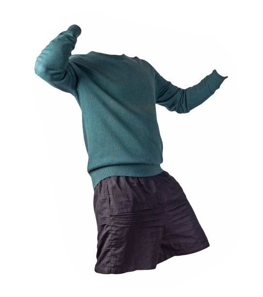 针织毛衣和短裤孤立在白色背景。每天穿的衣服图片下载