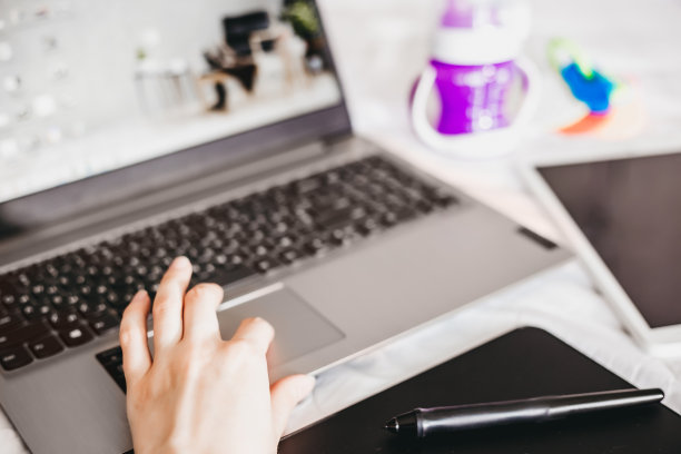 女人握着她的手触摸笔记本电脑显示器打开的屏幕图片下载