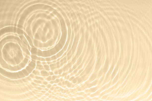 纯净的游泳池水背景色调柔和的棕色与阳光光线在它上面。太阳反射在水滴上。时髦的夏季横幅与拷贝空间。图片下载