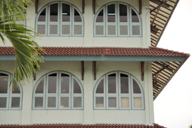 高层建筑有大窗户以获得更多的光线图片下载